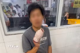 Anh Lâm Thanh Nhân bị tai nạn lao động đứt 4 ngón tay phải được Tổ công tác Trạm Cảnh sát giao thông Mỹ Xuyên hỗ trợ dẫn đường đến cấp cứu tại Bệnh viện Đa khoa Trung ương Cần Thơ. (Ảnh: TTXVN phát)