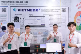 Hải Đăng (thứ 2 từ phải sang) và nhóm bạn giới thiệu dự án VietMedX³ tại Ngày hội Khởi nghiệp quốc gia của học sinh, sinh viên lần thứ VIII năm 2026. (Ảnh: Nhân vật cung cấp)