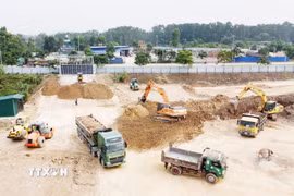 Nhân lực, máy móc thiết bị được huy động để triển khai Dự án Khu nhà ở xã hội Đồng Tiến (phường Vạn Xuân, Thái Nguyên). (Ảnh: Vũ Hoàng Giang/TTXVN)