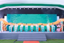 Các đại biểu thực hiện nghi thức khởi công Dự án Khu dân cư số 1 xã Lương Phú. (Ảnh: Cổng Thông tin điện tử tỉnh Thái Nguyên)