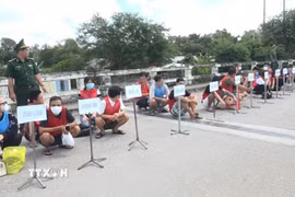 Công dân Việt Nam do lực lượng chức năng Campuchia trao trả tại Cửa khẩu quốc tế Dinh Bà (xã Tân Hộ Cơ, tỉnh Đồng Tháp). (Ảnh: TTXVN phát)