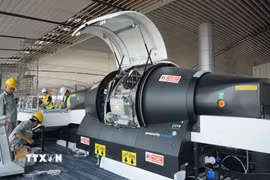 Người lao động kiểm tra, lắp đặt các phần máy soi chiếu hành lý xách tay 3D tại sân bay Long Thành. (Ảnh: Công Phong/TTXVN)