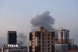 Xung đột giữa Mỹ-Israel với Iran chưa có dấu hiệu hạ nhiệt trong khi đối thoại bị gián đoạn, nguy cơ xung đột tiếp tục lan rộng trong khu vực. Israel và Mỹ tiếp tục tấn công nhiều mục tiêu quân sự, dân sự tại Iran. Đáp lại, Iran vẫn duy trì lập trường cứng rắn, tuyên bố bác đề xuất ngừng bắn 48 giờ của Mỹ, bắn hạ tiêm kích Mỹ, tấn công nhiều cơ sở của Israel và Mỹ trong khu vực. Xung đột cũng leo thang khi Israel mở rộng không kích tại Liban. Ảnh: Khói bốc lên sau vụ loạt vụ nổ ở Tehran, Iran ngày 1/4. (Ảnh: THX/TTXVN)