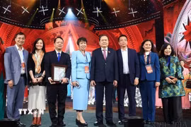 Chủ tịch Quốc hội Trần Thanh Mẫn cùng lãnh đạo Thông tấn xã Việt Nam và các tác giả đạt giải tại Lễ trao Giải báo chí toàn quốc về Quốc hội và Hội đồng nhân dân (Giải Diên Hồng) lần thứ tư - năm 2026. (Ảnh: Tuấn Anh/TTXVN)