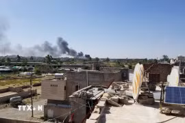 Khói bốc lên sau một cuộc không kích tại Sanaa, Yemen. (Ảnh minh họa. THX/TTXVN phát)