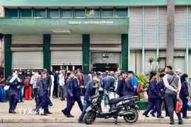 Người dân Cuba xếp hàng rút tiền tại một chi nhánh ngân hàng ở thủ đô La Habana. (Ảnh: Việt Hùng/TTXVN)