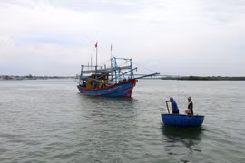 Ngư dân hoàn thành thủ tục khai báo thông tin tại Trạm Kiểm soát Biên phòng Cửa Đại trước khi xuất bến vươn khơi khai thác thủy sản. (Ảnh: Đỗ Trưởng/TTXVN)