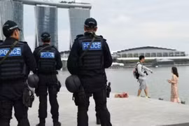Cảnh sát Singapore bảo vệ khu vực trung tâm Vịnh Marina. (Nguồn: channelnewsasia)