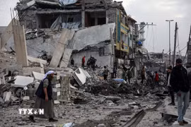 Tòa nhà tại phía Đông Nam thành phố Gaza bị phá hủy sau cuộc không kích của Israel. (Ảnh: THX/TTXVN)