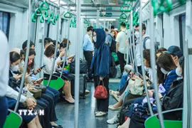 Trong tuần sau khi giá xăng tăng, lượng hành khách tăng rõ rệt, đặc biệt ở các điểm trung chuyển và khu vực đông dân cư, như tuyến Cát Linh – Hà Đông ghi nhận 276.686 lượt khách trong tuần sau khi giá xăng tăng, cao hơn mức 272.109 lượt của tuần trước, đạt 101,68%. (Ảnh: Hoàng Hiếu/TTXVN)
