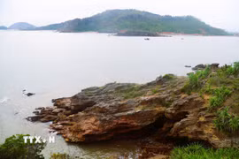 Hang Mũi Trâu là nơi giao thoa hài hòa cửa biển, luồng sông Mai Giang, núi Mảnh Sơn, rừng phi lao, mang lại cảnh sắc, không gian, địa mạo phong phú. (Ảnh: Xuân Tiến/TTXVN)