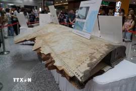 Một phần của cánh máy bay MH 370 được bày. (Ảnh: Hằng Linh/TTXVN)