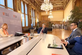Đại sứ Việt Nam tại Áo Vũ Lê Thái Hoàng gặp Thị trưởng Thành phố Vienna Michael Ludwig trao đổi về thúc đẩy hợp tác địa phương, giao lưu nhân dân và quan tâm, hỗ trợ cộng đồng người Việt Nam tại Vienna. (Ảnh TTXVN phát)
