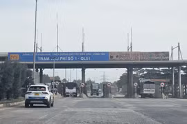 Trạm thu phí trên Quốc lộ 51, đoạn qua Đồng Nai, đã ngừng thu phí gần 3 năm qua nhưng đến nay vẫn chưa tháo dỡ. (Ảnh: Công Phong/TTXVN)