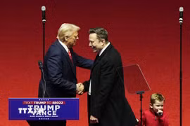 Tổng thống Mỹ Donald Trump (trái) và tỷ phú Elon Musk tại một sự kiện ở Washington. (Ảnh: Kyodo/TTXVN)