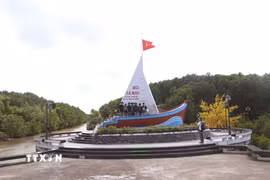 Biểu tượng con tàu tại Khu du lịch Mũi Cà Mau. (Ảnh: Tuấn Phi/TTXVN)