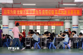 Các thí sinh tại một điểm thi đại học ở Hồ Nam, Trung Quốc. (Ảnh minh họa. THX/TTXVN)
