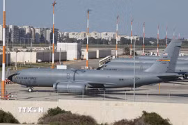 Máy bay tiếp dầu của Mỹ tại sân bay Ben Gurion ở Tel Aviv, Israel. (Ảnh: AA/TTXVN)