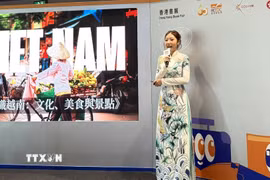 Nhà sáng lập dự án nghệ thuật "Soul of Vietnam" Bonnie Chau giới thiệu về Việt Nam với khán giả Hong Kong và quốc tế tại Hội chợ Sách Hong Kong (Trung Quốc) lần thứ 36. (Ảnh: Lê Anh/TTXVN)