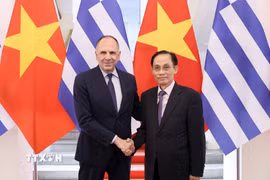 Bộ trưởng Ngoại giao Lê Hoài Trung đón Bộ trưởng Ngoại giao Hy Lạp George Gerapetritis. (Ảnh: An Đăng/TTXVN)