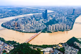 Mực nước sông dâng cao sau những trận mưa lớn tại Liễu Châu, Khu tự trị dân tộc Choang Quảng Tây, Trung Quốc. (Ảnh: THX/TTXVN phát)