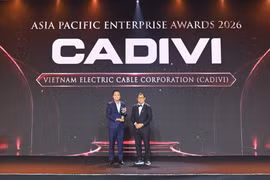 Ông Nguyễn Trung Đức, Phó Tổng Giám đốc CADIVI, đại diện doanh nghiệp nhận giải thưởng Doanh nghiệp xuất sắc châu Á tại APEA 2026.