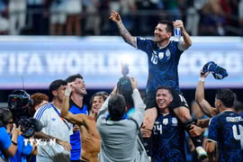 Niềm hạnh phúc của Messi (phía trên) khi lập cú đúp kiến tạo để đồng đội ghi bàn, giành chiến thắng ngược dòng ngoạn mục 2-1 trước tuyển Anh. (Ảnh: THX/TTXVN phát)