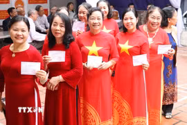 Các cử tri phường Hoa Lư, tỉnh Ninh Bình, đến bỏ phiếu tại Khu vực bỏ phiếu số 27. (Ảnh: Hải Yến/TTXVN)