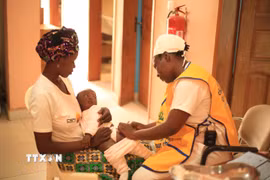 Nhân viên y tế tiêm vaccine phòng sốt rét cho em nhỏ tại Douala, Cameroon. (Ảnh: THX/TTXVN)