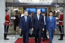 Tổng Bí thư Tô Lâm và Phu nhân với Tổng thống Cộng hòa Bulgaria Rumen Radev và Phu nhân tham quan Bảo tàng lịch sử Quốc gia Bulgaria. (Ảnh: Thống Nhất/TTXVN)
