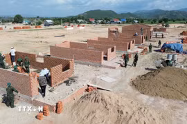 Công trường khu tái định cư xã Ia Hiao (tỉnh Gia Lai) được đẩy nhanh tiến độ xây dựng để bàn giao cho người dân. (Ảnh: Hoài Nam/TTXVN)
