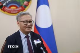 Phó Thủ tướng Chính phủ, Bộ trưởng Bộ Ngoại giao Lào Thongsavan Phomvihane trả lời phỏng vấn. (Ảnh: Xuân Tú/TTXVN)