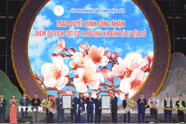 Trao Quyết định công nhận điểm du lịch A Pa Chải và bản Tù Lu-Tìa Ló cho chính quyền xã Sín Thầu và xã Pu Nhi, tỉnh Điện Biên. (Ảnh: Xuân Tư/TTXVN)