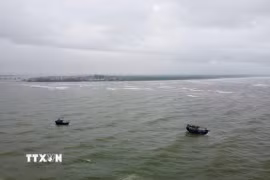 Lực lượng Bộ đội Biên phòng, các phương tiện, đơn vị nỗ lực phối hợp tìm kiếm, cứu nạn. (Ảnh: TTXVN phát)