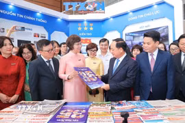 Đồng chí Trịnh Văn Quyết, Ủy viên Bộ Chính trị, Bí thư Trung ương Đảng, Trưởng Ban Tuyên giáo và Dân vận Trung ương và các đồng chí lãnh đạo thăm gian trưng bày của TTXVN tại Hội báo toàn quốc 2026. (Ảnh: Minh Quyết/TTXVN)