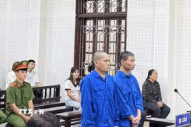 Hai bị cáo Lê Văn Khẹt và Nguyễn Quốc Toàn tại phiên tòa. (Ảnh: Thanh Vân/TTXVN)