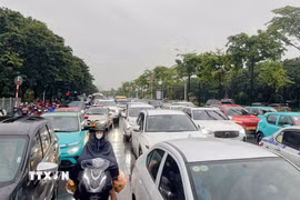 Các phương tiện nối đuôi nhau do ùn tắc cục bộ trên đường Đàm Quang Trung từ cầu vượt Vĩnh Tuy đến ngã tư Cổ Linh-Đàm Quang Trung do ngập và các công trình đang thi công. (Ảnh: Phan Phương/TTXVN)
