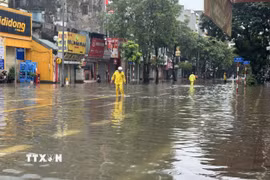 Mưa kéo dài liên tục trong 2 ngày khiến phố Ngọc Lâm, phường Bồ Đề vẫn trong cảnh ngập úng. (Ảnh: Minh Quyết/TTXVN)