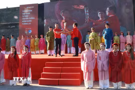 Nghi thức trao đuốc Hành trình "Tôi yêu Tổ quốc tôi" cho đại diện Thành Đoàn Huế. (Ảnh: Văn Dũng/TTXVN)