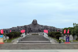 Bên trong Tượng đài Mẹ Việt Nam anh hùng ở phường Quảng Phú (thành phố Đà Nẵng) có một Bảo tàng “đặc biệt”, nơi trưng bày nhiều tư liệu, hiện vật quý về các Mẹ Việt Nam anh hùng trên khắp mọi miền của Tổ quốc. (Ảnh: Đỗ Trưởng/TTXVN)