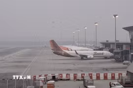 Khói bụi che phủ đường băng và bãi đỗ máy bay tại sân bay Kuala Lumpur. (Ảnh: Bùi Hoàn/TTXVN)