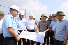 Chủ tịch Ủy ban Nhân dân tỉnh Phạm Hoàng Sơn kiểm tra, đôn đốc tiến độ xây dựng các khu tái định cư phục vụ sân bay Gia Bình. (Ảnh: Cổng Thông tin điện tử tỉnh Bắc Ninh)