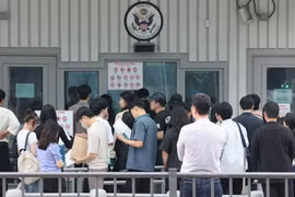 Người dân xếp hàng trước Đại sứ quán Mỹ tại quận Jongno của Seoul ngày 28/5/2025. (Ảnh: News1)