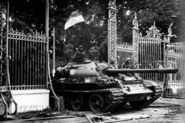 11h 30 phút ngày 30/4/1975, xe tăng quân Giải phóng băng qua cánh cổng sắt, đánh chiếm Phủ Tổng thống ngụy Sài Gòn, sào huyệt cuối cùng của quân địch, kết thúc oanh liệt cuộc trường chinh 30 năm chống ngoại xâm của dân tộc. (Ảnh: Mai Hưởng/TTXVN)