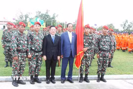 Đại tướng Kun Kim (thứ 3, phải sang), Bộ trưởng cao cấp, Phó Chủ tịch thứ nhất Ủy ban quốc gia về quản lý thảm họa Campuchia và Tổng Thư ký ASEAN Kao Kim Hourn (thứ 3, trái sang) tại ARDEX-2025. (Ảnh: Hoàng Minh/TTXVN)