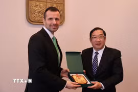 Thượng tướng Phạm Hoài Nam và Thứ trưởng Bộ Quốc phòng Cộng hòa Séc Daniel Blazkovec. (Ảnh: Ngọc Long/TTXVN)