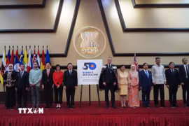 Tổng thư ký ASEAN Kao Kim Hourn cùng đại diện các phái đoàn thường trực các nước tại ASEAN tại lễ công bố logo kỷ niệm 50 năm Quan hệ Đối tác đối thoại ASEAN-New Zealand. (Ảnh: Đào Trang/TTXVN)