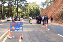 Khu vực sạt lở trên đèo Prenn đã được đặt biển cảnh báo, đảm bảo an toàn cho các phương tiện lưu thông. (Ảnh: Chu Quốc Hùng/TTXVN)