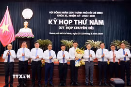 Lãnh đạo Thành ủy, Hội đồng Nhân dân, Ủy ban Nhân dân Thành phố tặng hoa chúc mừng ông Trương Minh Huy Vũ được bầu giữ chức Phó Chủ tịch Ủy ban Nhân dân Thành phố Hồ Chí Minh. (Ảnh: Xuân Khu/TTXVN)