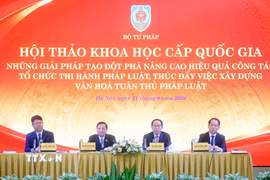 Phó Chủ tịch Quốc hội Nguyễn Khắc Định, Phó Thủ tướng Lê Tiến Châu và các đại biểu điều hành Hội thảo. (Ảnh: Phạm Kiên/TTXVN)